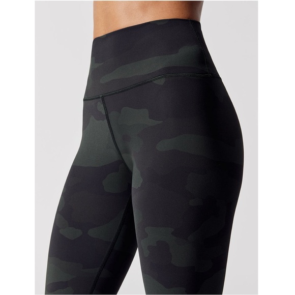 Alo Yoga High-Waist Camo Vapor Legging in Hunter Camouflage Size S - Picture 2 of 16